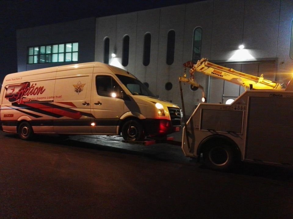 Un furgone bianco viene trainato da un carro attrezzi