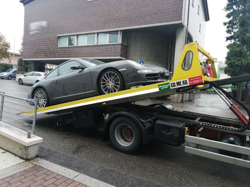 Un'auto viene trainata da un carro attrezzi