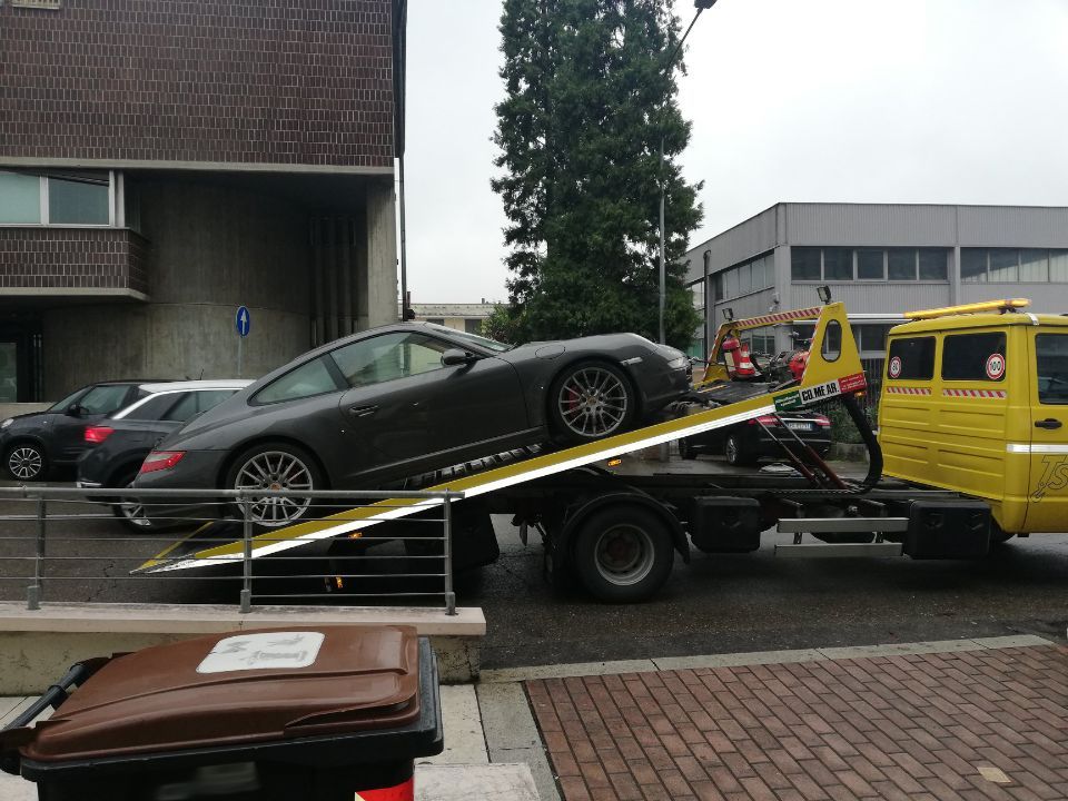 Un'auto viene trainata da un carro attrezzi giallo
