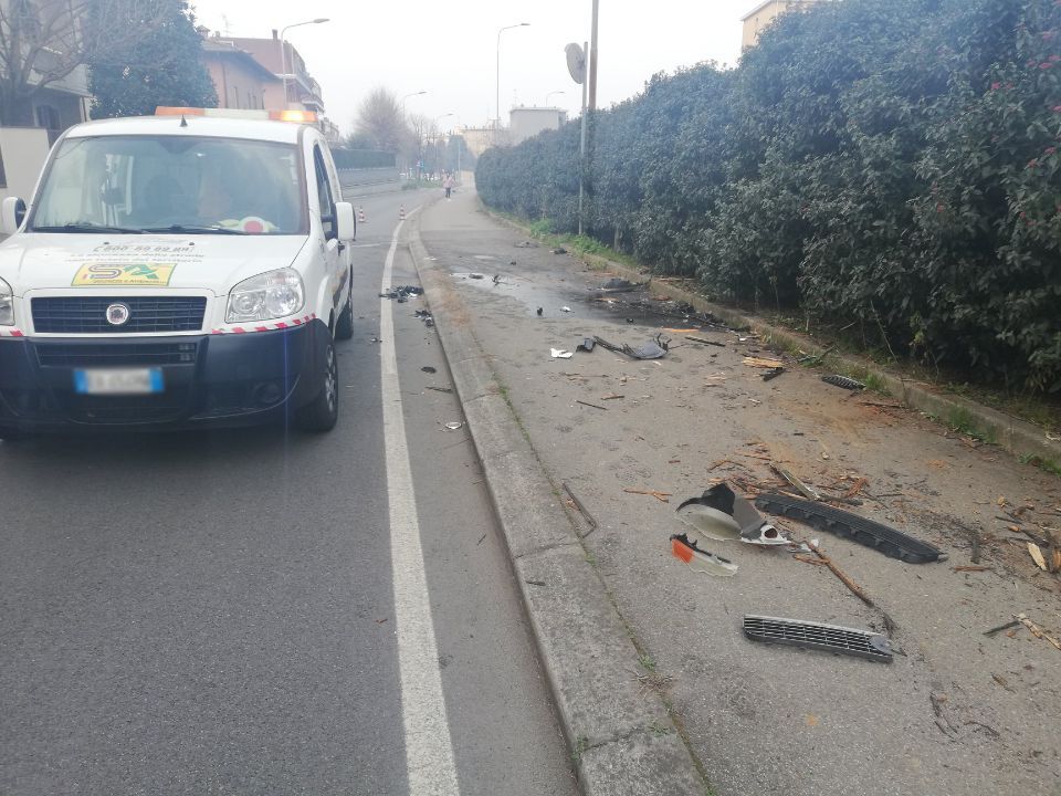 Un furgone bianco è parcheggiato sul ciglio della strada