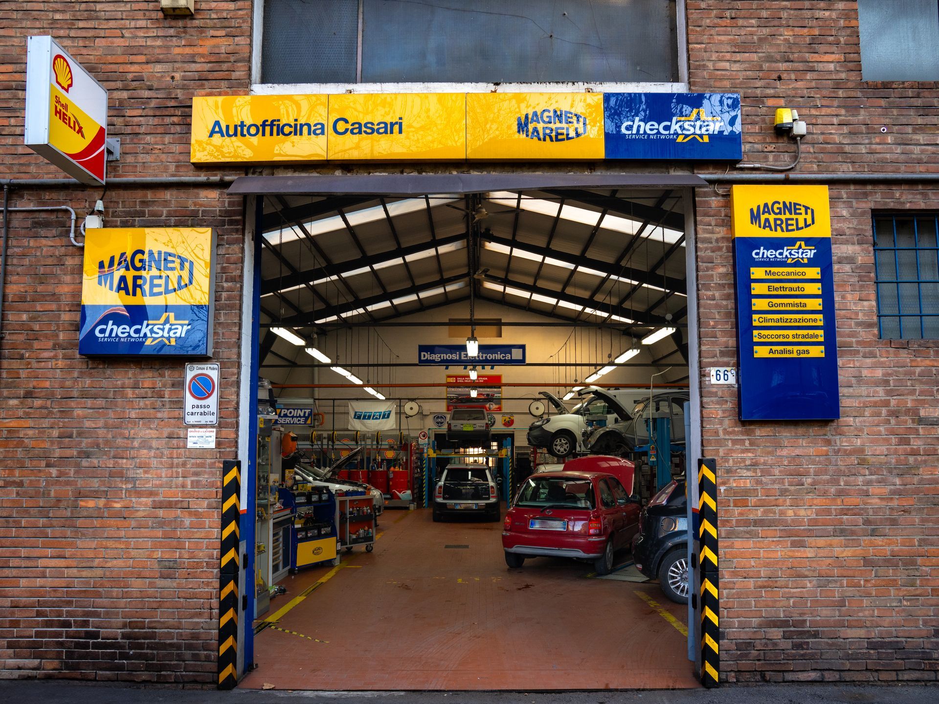 Un garage con un cartello che dice magneti marelli