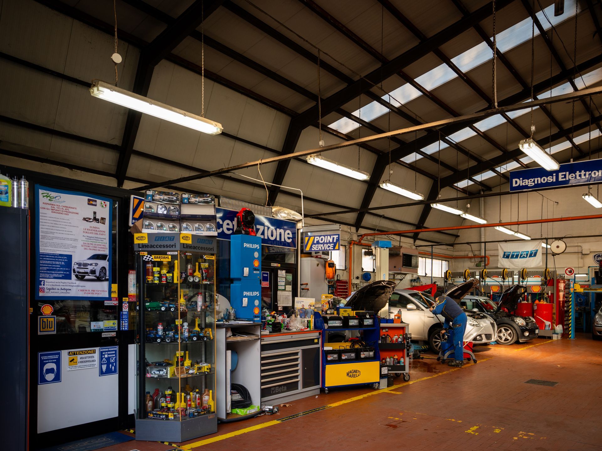 L'interno di un garage con un cartello che dice 