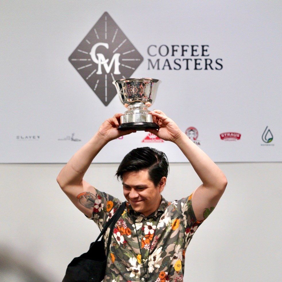 Carlos de la Torre con trofeo de Coffee Masters