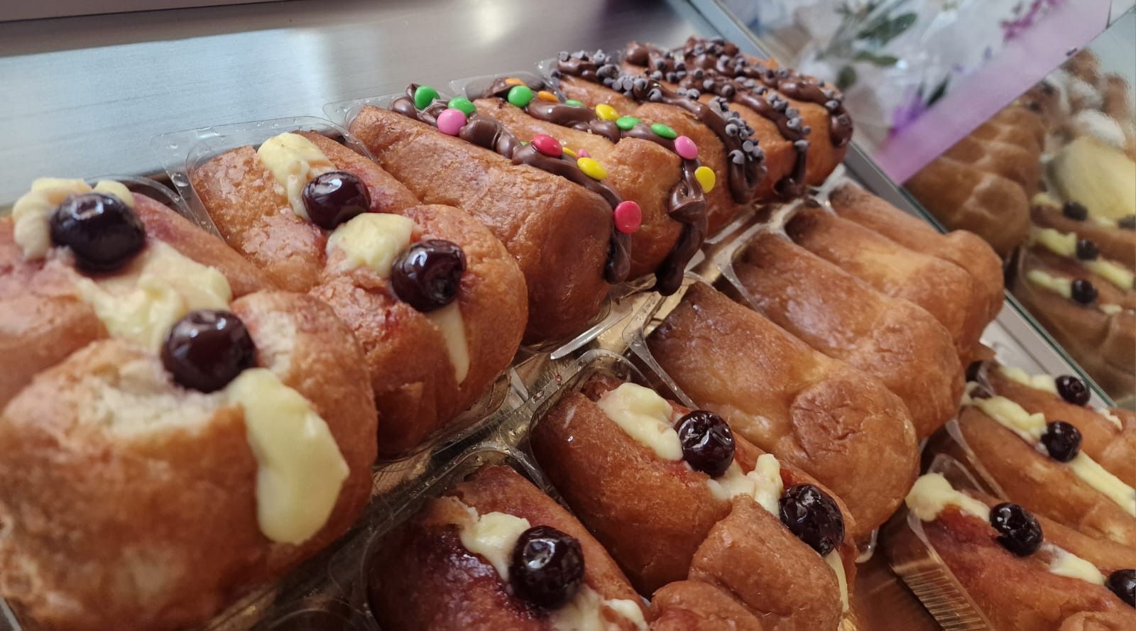 Un mucchio di ciambelle sono sistemate una sopra l'altra su un tavolo.