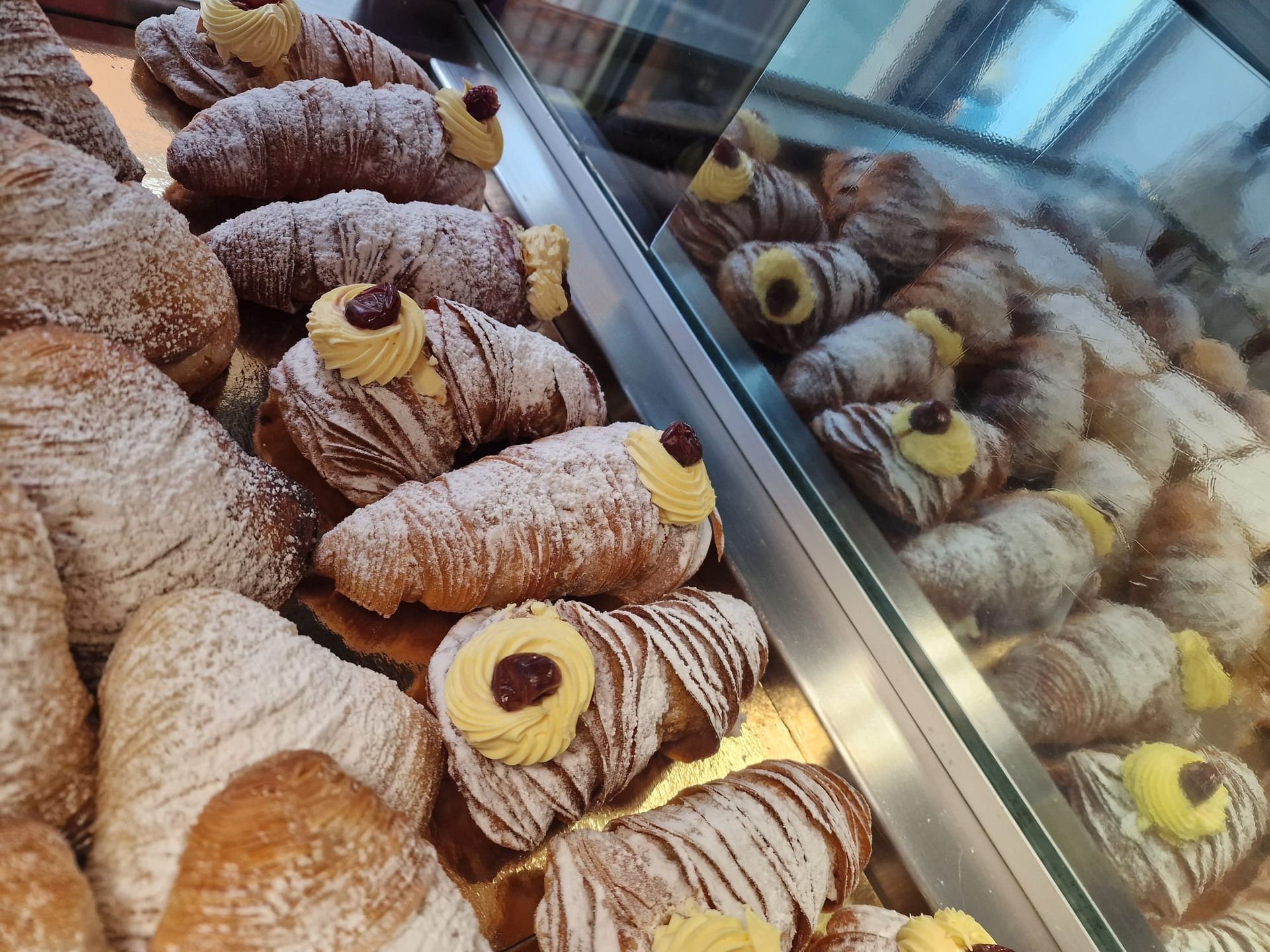 Una varietà di pasticcini sono esposti in una teca di vetro