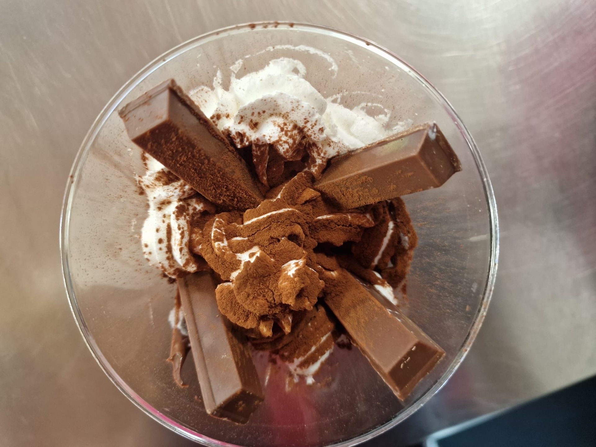 Un bicchiere da martini pieno di cioccolato e panna montata