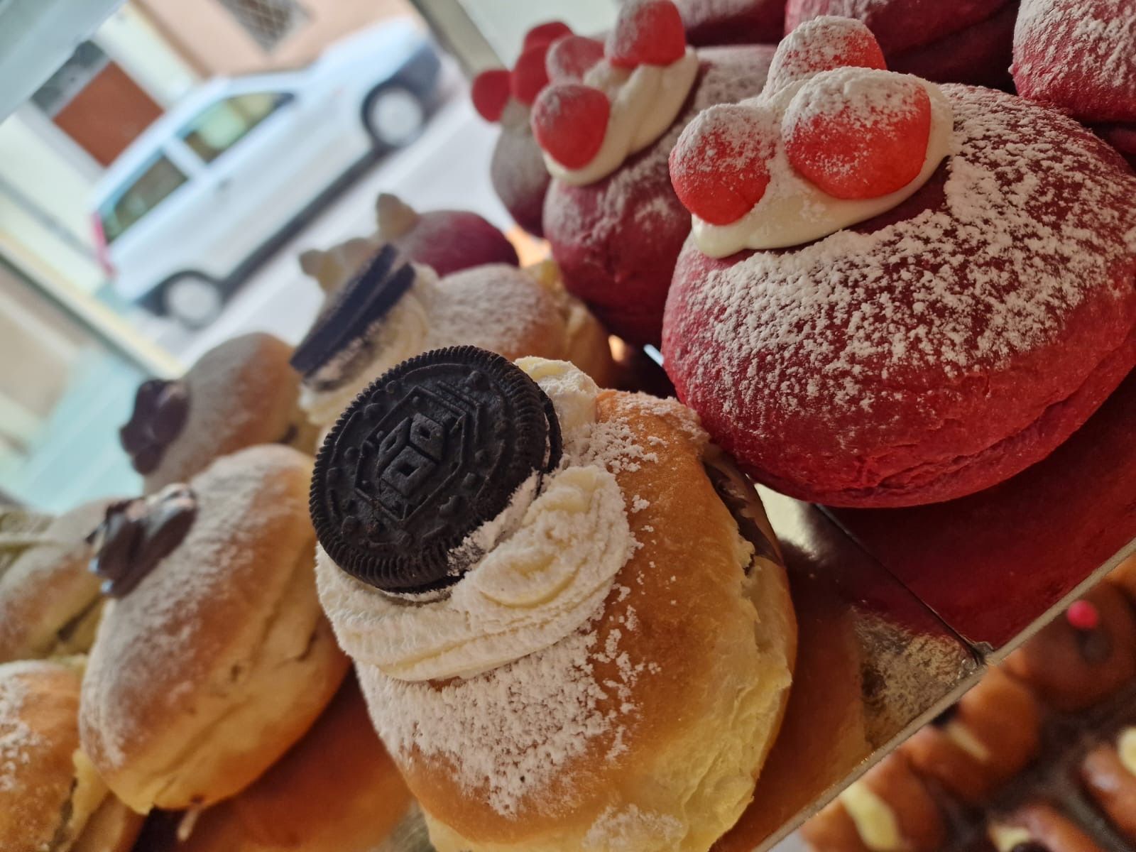 Una ciambella con sopra un oreo