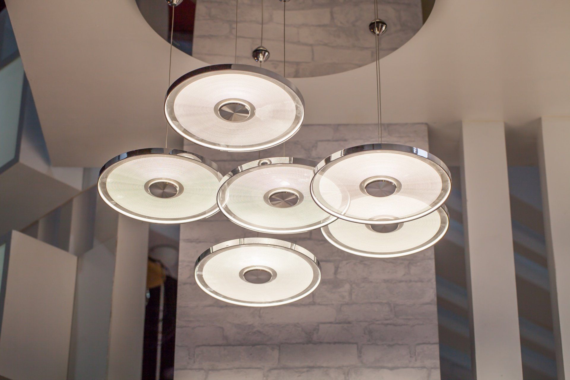 A bunch of lights hanging from the ceiling in a room