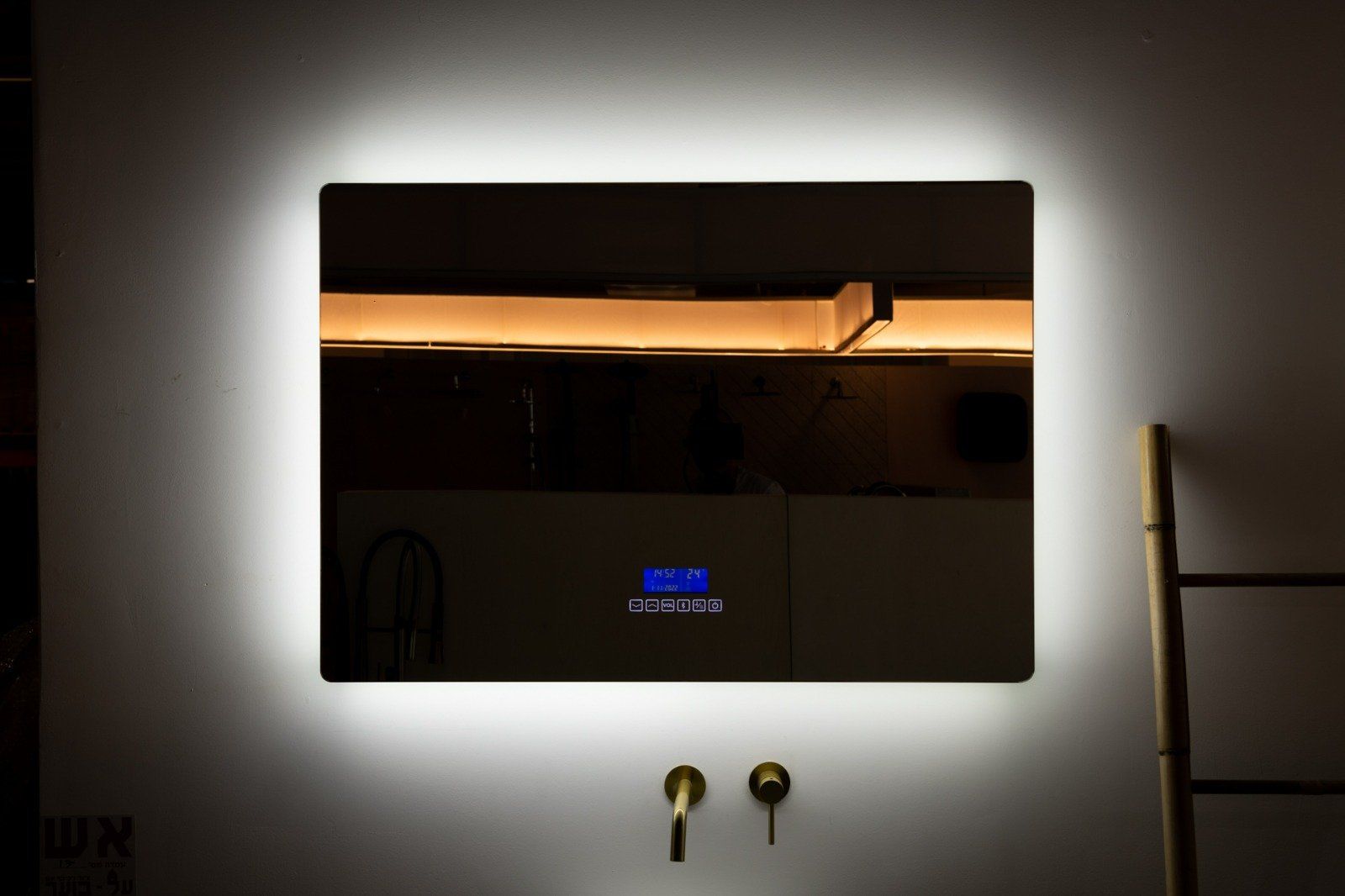 מראות עם תאורה