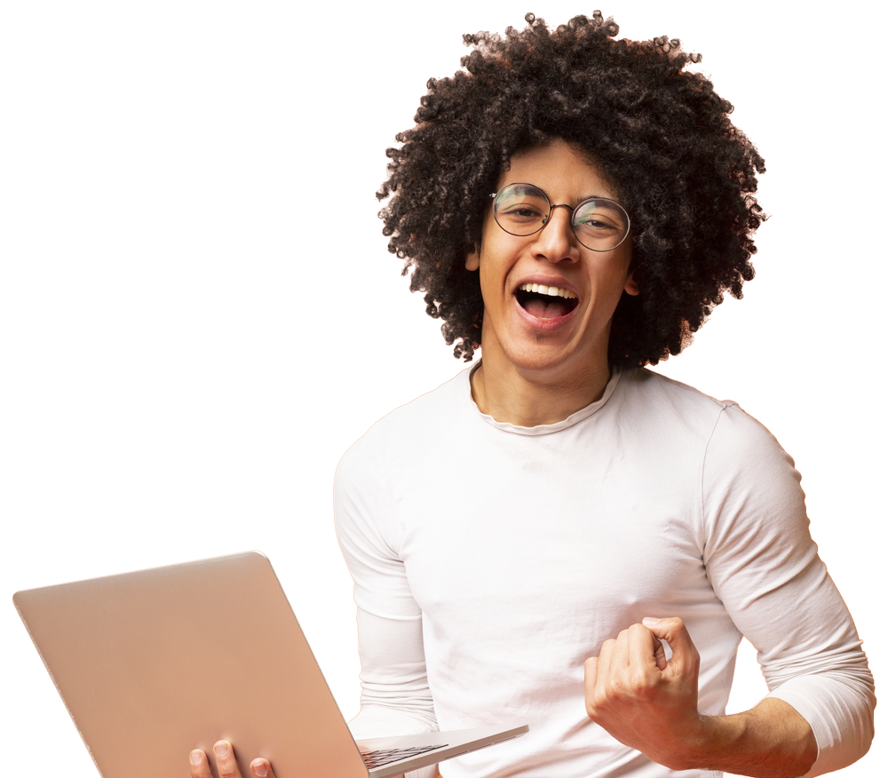 Un hombre con afro y gafas sostiene una computadora portátil.