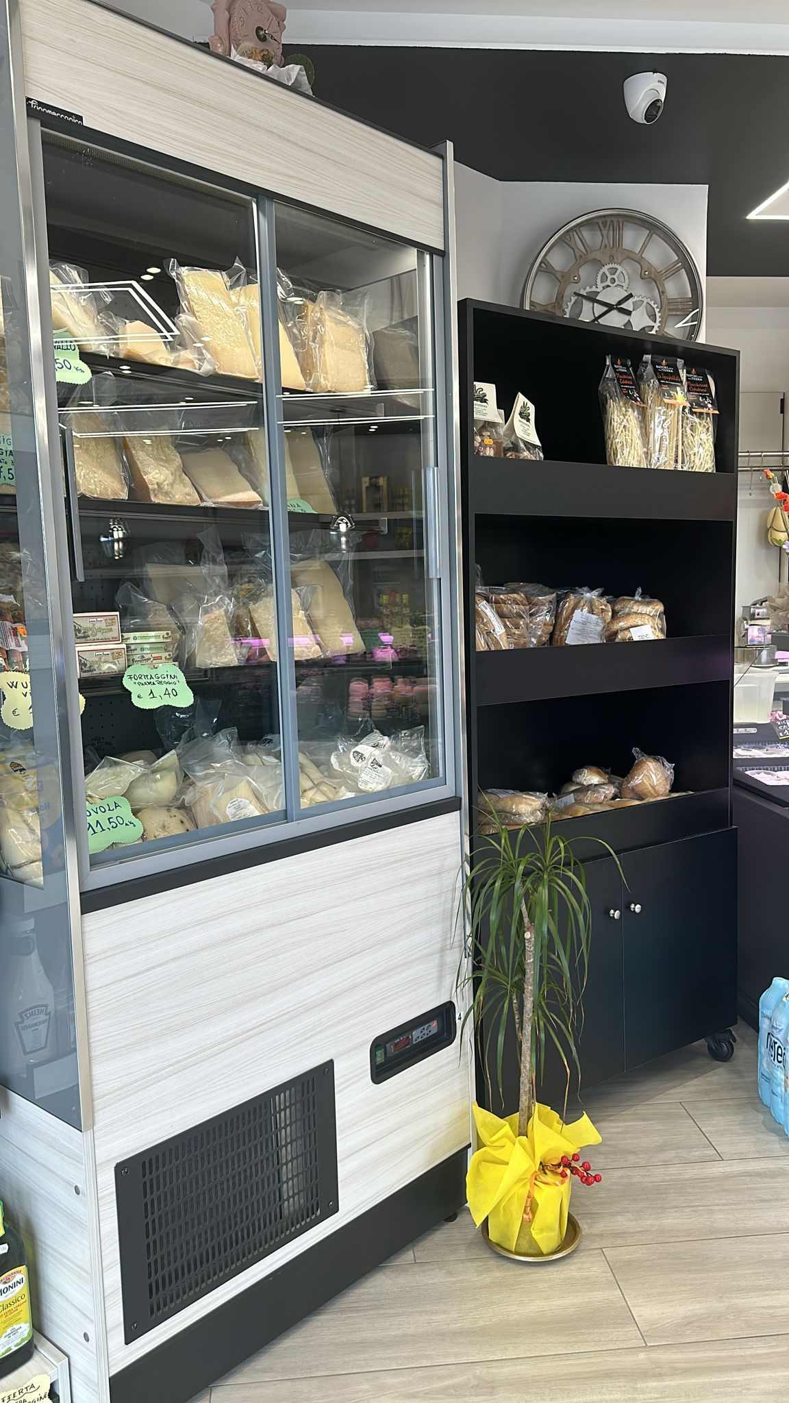 Interno negozio Caseificio Azienda Iannì