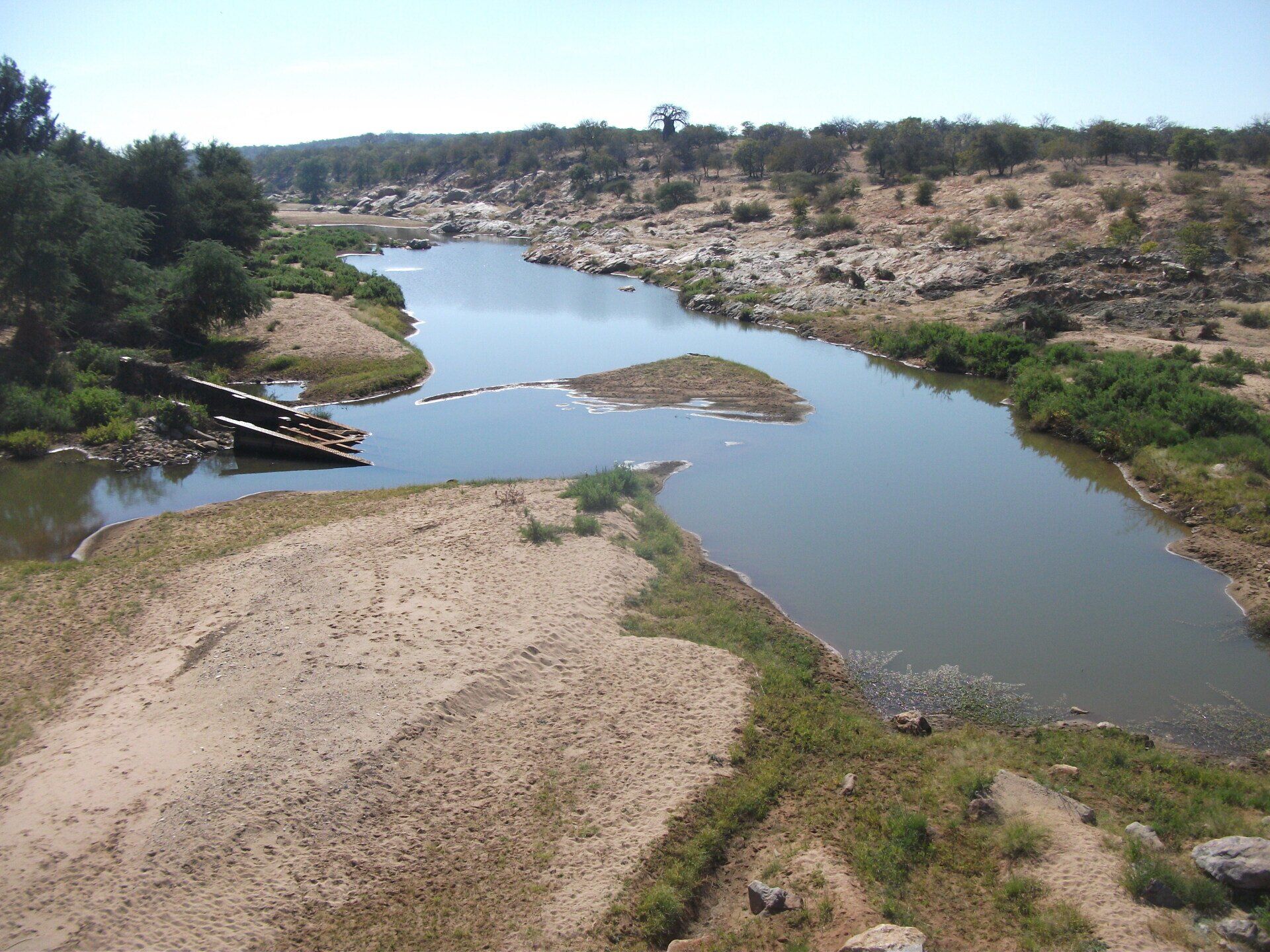 A river with a small island in the middle of it
