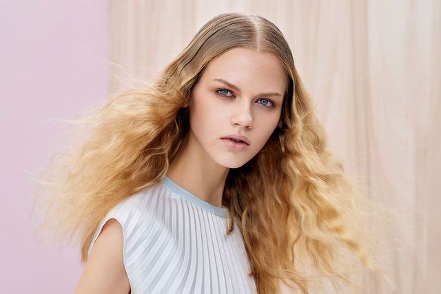 #haarstudio10 #laren #klaaskampen10 #stylist #kapper #hairdressers #shampoo #conditioner #haircare #styling #stylingproducts #lifestyling #welovehair #haircare #colortrends #decologic #zoneconcept #z-one #haircolor #hairstyle #instahair #fashion #instalike #beauty #beautyhair #milk.shake #milkshakecolor #High-lights #langhaar #korthaar #halflanghaar #age-renew #krullen #vlechten #balayage #