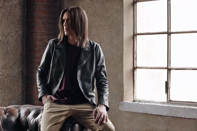 #haarstudio10 #laren #klaaskampen10 #stylist #kapper #hairdressers #shampoo #conditioner #haircare #styling #stylingproducts #lifestyling #welovehair #haircare #colortrends #decologic #zoneconcept #z-one #haircolor #hairstyle #instahair #fashion #instalike #beauty #beautyhair #milk.shake #milkshakecolor #High-lights #langhaar #korthaar #halflanghaar #age-renew #krullen #vlechten #balayage #