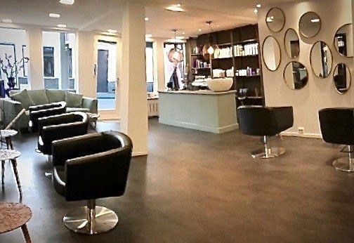#haarstudio10 #laren #klaaskampen10 #stylist #kapper #hairdressers #shampoo #conditioner #haircare #styling #stylingproducts #lifestyling #welovehair #haircare #colortrends #decologic #zoneconcept #z-one #haircolor #hairstyle #instahair #fashion #instalike #beauty #beautyhair #milk.shake #milkshakecolor #High-lights #langhaar #korthaar #halflanghaar #age-renew #krullen #vlechten #balayage #