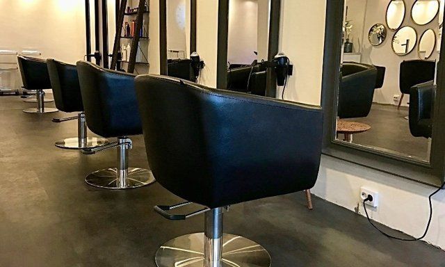 #haarstudio10 #laren #klaaskampen10 #stylist #kapper #hairdressers #shampoo #conditioner #haircare #styling #stylingproducts #lifestyling #welovehair #haircare #colortrends #decologic #zoneconcept #z-one #haircolor #hairstyle #instahair #fashion #instalike #beauty #beautyhair #milk.shake #milkshakecolor #High-lights #langhaar #korthaar #halflanghaar #age-renew #krullen #vlechten #balayage #