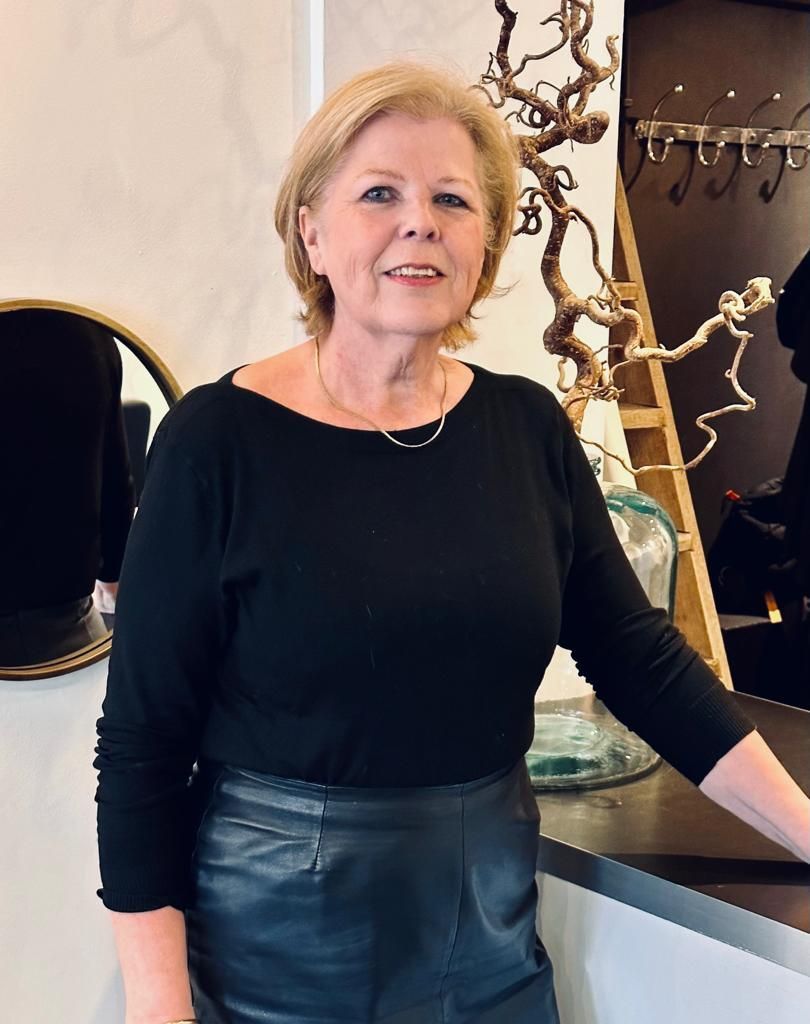 #haarstudio10 #laren #klaaskampen10 #stylist #kapper #hairdressers #shampoo #conditioner #haircare #styling #stylingproducts #lifestyling #welovehair #haircare #colortrends #decologic #zoneconcept #z-one #haircolor #hairstyle #instahair #fashion #instalike #beauty #beautyhair #milk.shake #milkshakecolor #High-lights #langhaar #korthaar #halflanghaar #age-renew #krullen #vlechten #balayage #