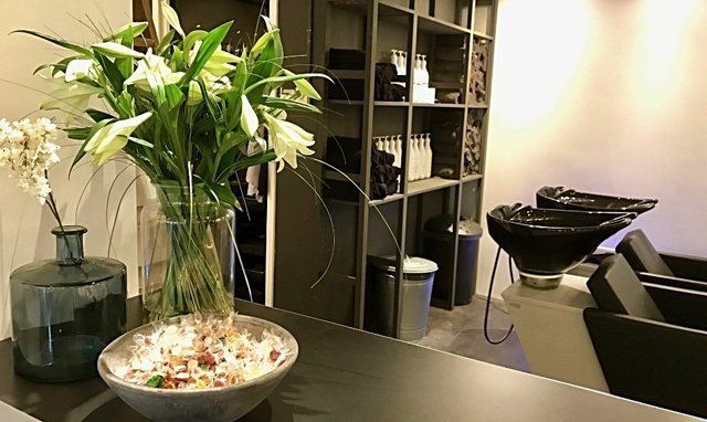 #haarstudio10 #laren #klaaskampen10 #stylist #kapper #hairdressers #shampoo #conditioner #haircare #styling #stylingproducts #lifestyling #welovehair #haircare #colortrends #decologic #zoneconcept #z-one #haircolor #hairstyle #instahair #fashion #instalike #beauty #beautyhair #milk.shake #milkshakecolor #High-lights #langhaar #korthaar #halflanghaar #age-renew #krullen #vlechten #balayage #