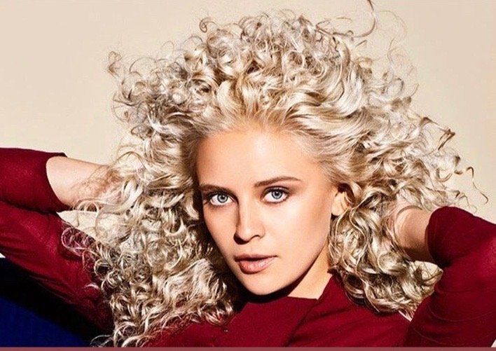 #haarstudio10 #laren #klaaskampen10 #stylist #kapper #hairdressers #shampoo #conditioner #haircare #styling #stylingproducts #lifestyling #welovehair #haircare #colortrends #decologic #zoneconcept #z-one #haircolor #hairstyle #instahair #fashion #instalike #beauty #beautyhair #milk.shake #milkshakecolor #High-lights #langhaar #korthaar #halflanghaar #age-renew #krullen #vlechten #balayage #