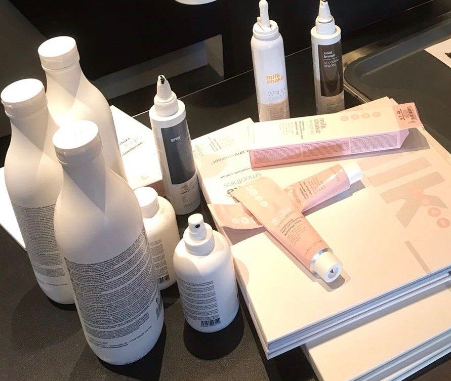 #haarstudio10 #laren #klaaskampen10 #stylist #kapper #hairdressers #shampoo #conditioner #haircare #styling #stylingproducts #lifestyling #welovehair #haircare #colortrends #decologic #zoneconcept #z-one #haircolor #hairstyle #instahair #fashion #instalike #beauty #beautyhair #milk.shake #milkshakecolor #High-lights #langhaar #korthaar #halflanghaar #age-renew #krullen #vlechten #balayage #