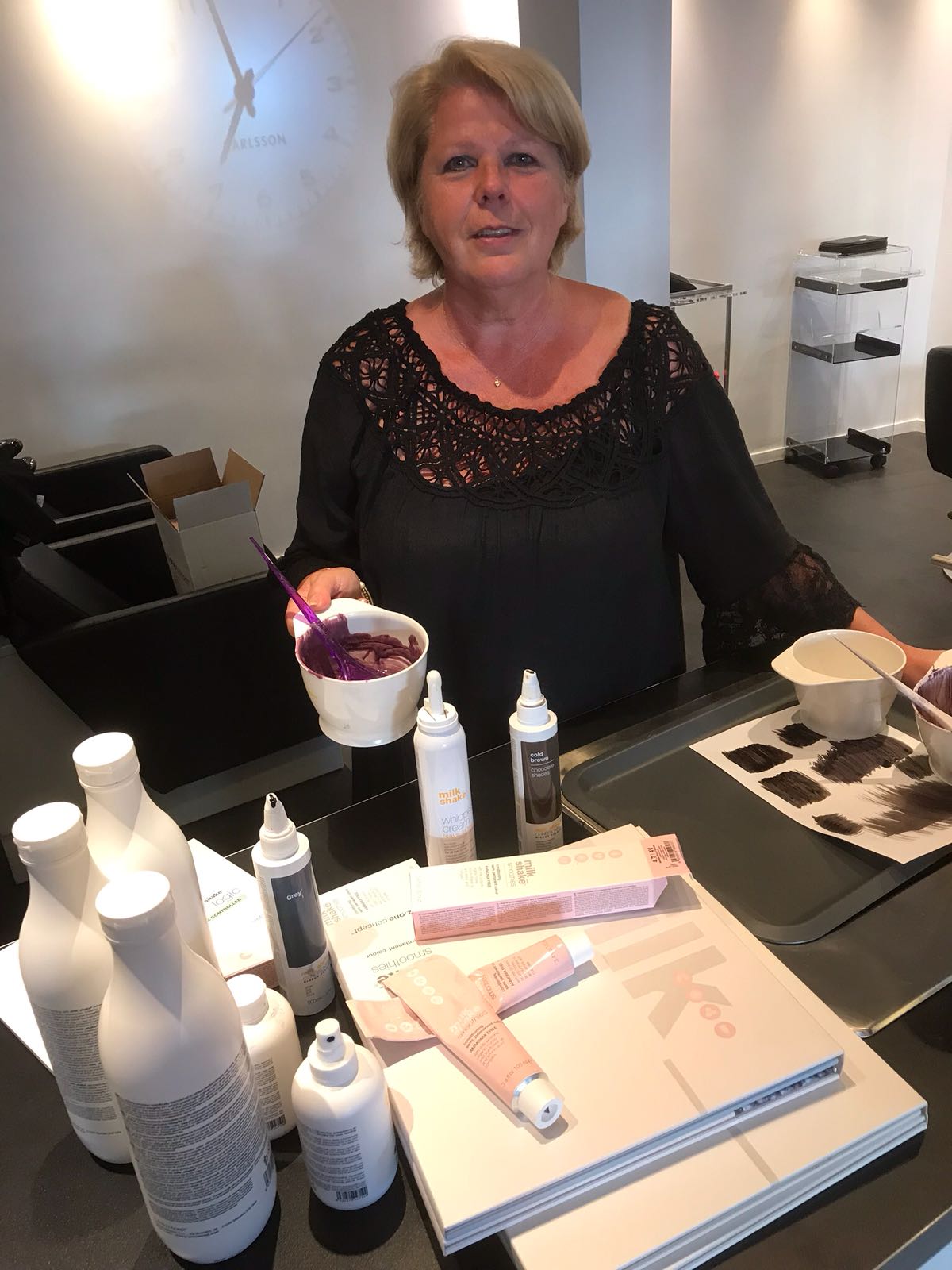 #haarstudio10 #laren #klaaskampen10 #stylist #kapper #hairdressers #shampoo #conditioner #haircare #styling #stylingproducts #lifestyling #welovehair #haircare #colortrends #decologic #zoneconcept #z-one #haircolor #hairstyle #instahair #fashion #instalike #beauty #beautyhair #milk.shake #milkshakecolor #High-lights #langhaar #korthaar #halflanghaar #age-renew #krullen #vlechten #balayage #