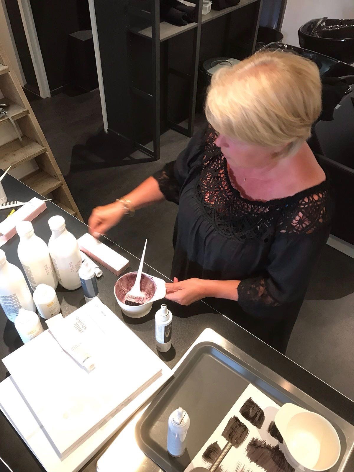 #haarstudio10 #laren #klaaskampen10 #stylist #kapper #hairdressers #shampoo #conditioner #haircare #styling #stylingproducts #lifestyling #welovehair #haircare #colortrends #decologic #zoneconcept #z-one #haircolor #hairstyle #instahair #fashion #instalike #beauty #beautyhair #milk.shake #milkshakecolor #High-lights #langhaar #korthaar #halflanghaar #age-renew #krullen #vlechten #balayage #