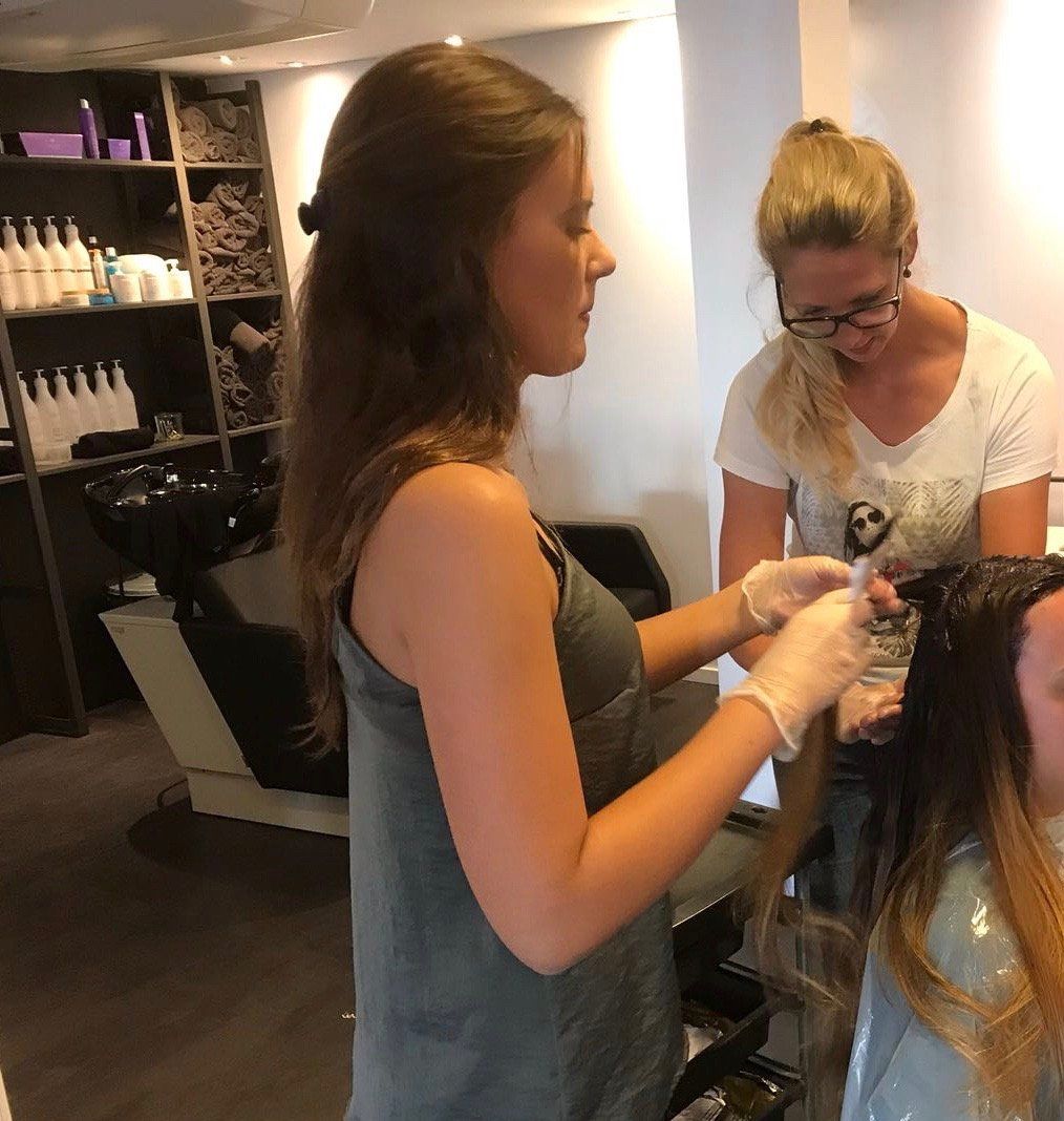 #haarstudio10 #laren #klaaskampen10 #stylist #kapper #hairdressers #shampoo #conditioner #haircare #styling #stylingproducts #lifestyling #welovehair #haircare #colortrends #decologic #zoneconcept #z-one #haircolor #hairstyle #instahair #fashion #instalike #beauty #beautyhair #milk.shake #milkshakecolor #High-lights #langhaar #korthaar #halflanghaar #age-renew #krullen #vlechten #balayage #