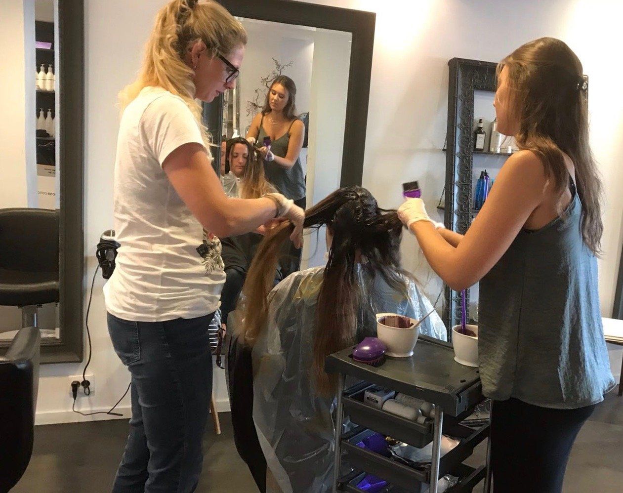 #haarstudio10 #laren #klaaskampen10 #stylist #kapper #hairdressers #shampoo #conditioner #haircare #styling #stylingproducts #lifestyling #welovehair #haircare #colortrends #decologic #zoneconcept #z-one #haircolor #hairstyle #instahair #fashion #instalike #beauty #beautyhair #milk.shake #milkshakecolor #High-lights #langhaar #korthaar #halflanghaar #age-renew #krullen #vlechten #balayage #