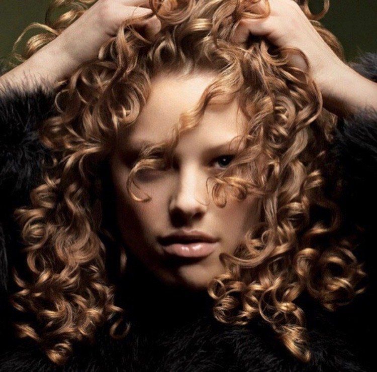 #haarstudio10 #laren #klaaskampen10 #stylist #kapper #hairdressers #shampoo #conditioner #haircare #styling #stylingproducts #lifestyling #welovehair #haircare #colortrends #decologic #zoneconcept #z-one #haircolor #hairstyle #instahair #fashion #instalike #beauty #beautyhair #milk.shake #milkshakecolor #High-lights #langhaar #korthaar #halflanghaar #age-renew #krullen #vlechten #balayage #