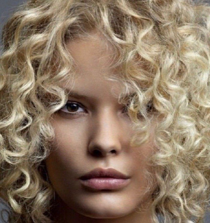 #haarstudio10 #laren #klaaskampen10 #stylist #kapper #hairdressers #shampoo #conditioner #haircare #styling #stylingproducts #lifestyling #welovehair #haircare #colortrends #decologic #zoneconcept #z-one #haircolor #hairstyle #instahair #fashion #instalike #beauty #beautyhair #milk.shake #milkshakecolor #High-lights #langhaar #korthaar #halflanghaar #age-renew #krullen #vlechten #balayage #