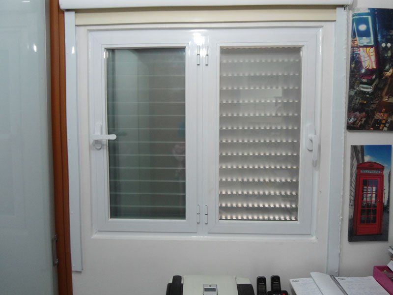 Janela antirruído de abrir lateral Isolar 09