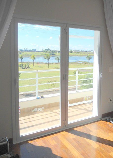 Janela e porta antirruído de abertura lateral sobreposta