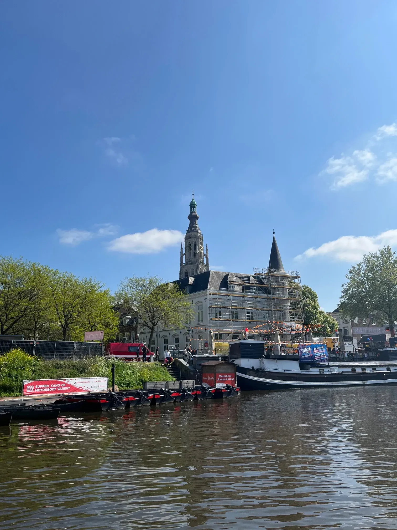 De grote kerk van Breda vanaf het water.
