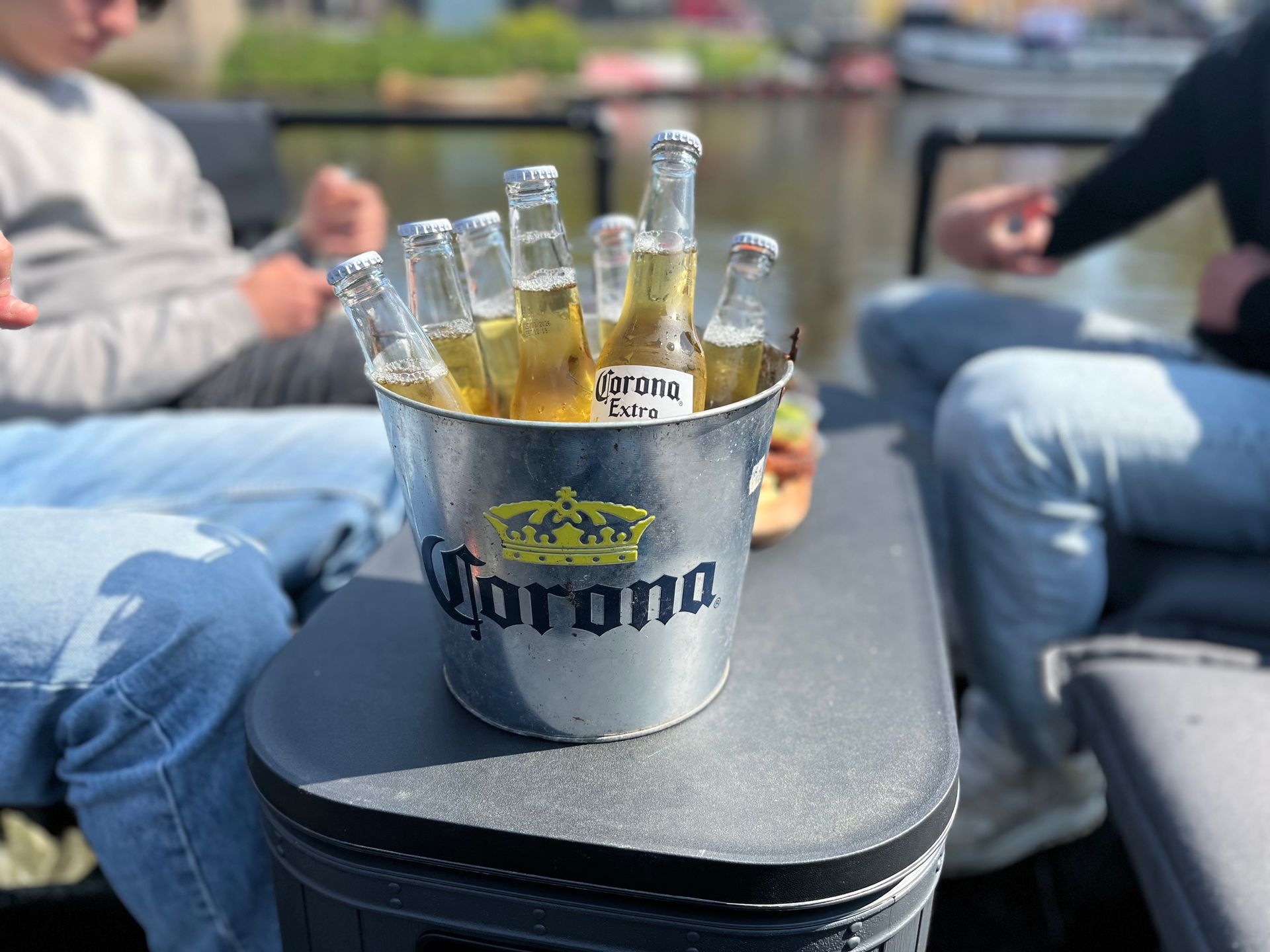 Er staat een emmer coronabier op tafel.