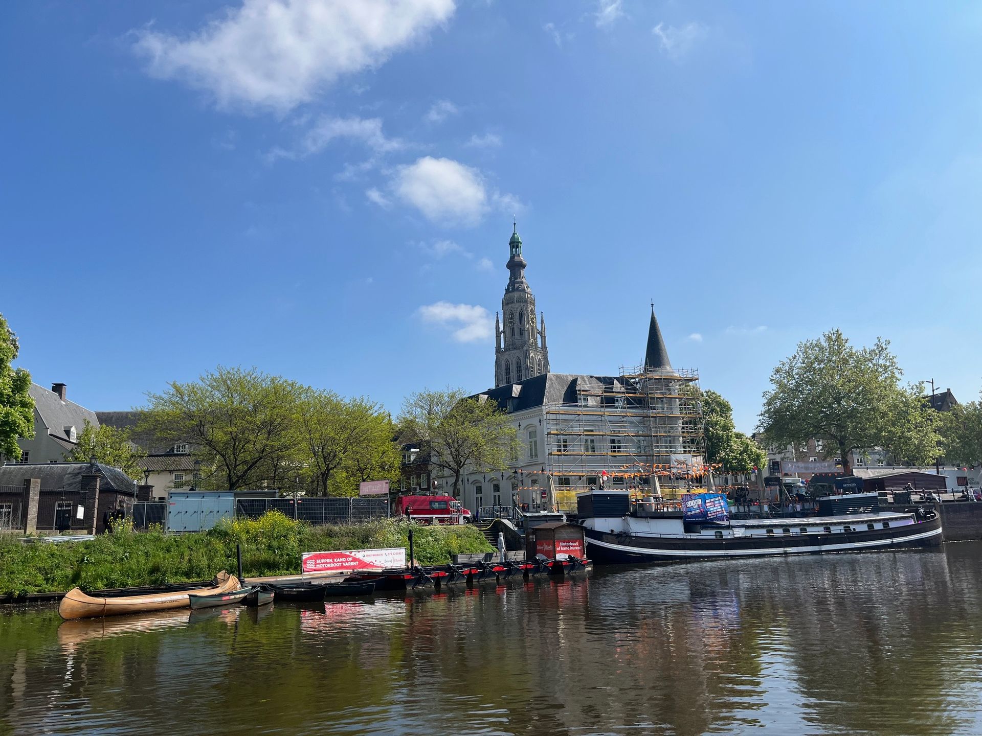 De grote kerk van Breda vanaf het water.