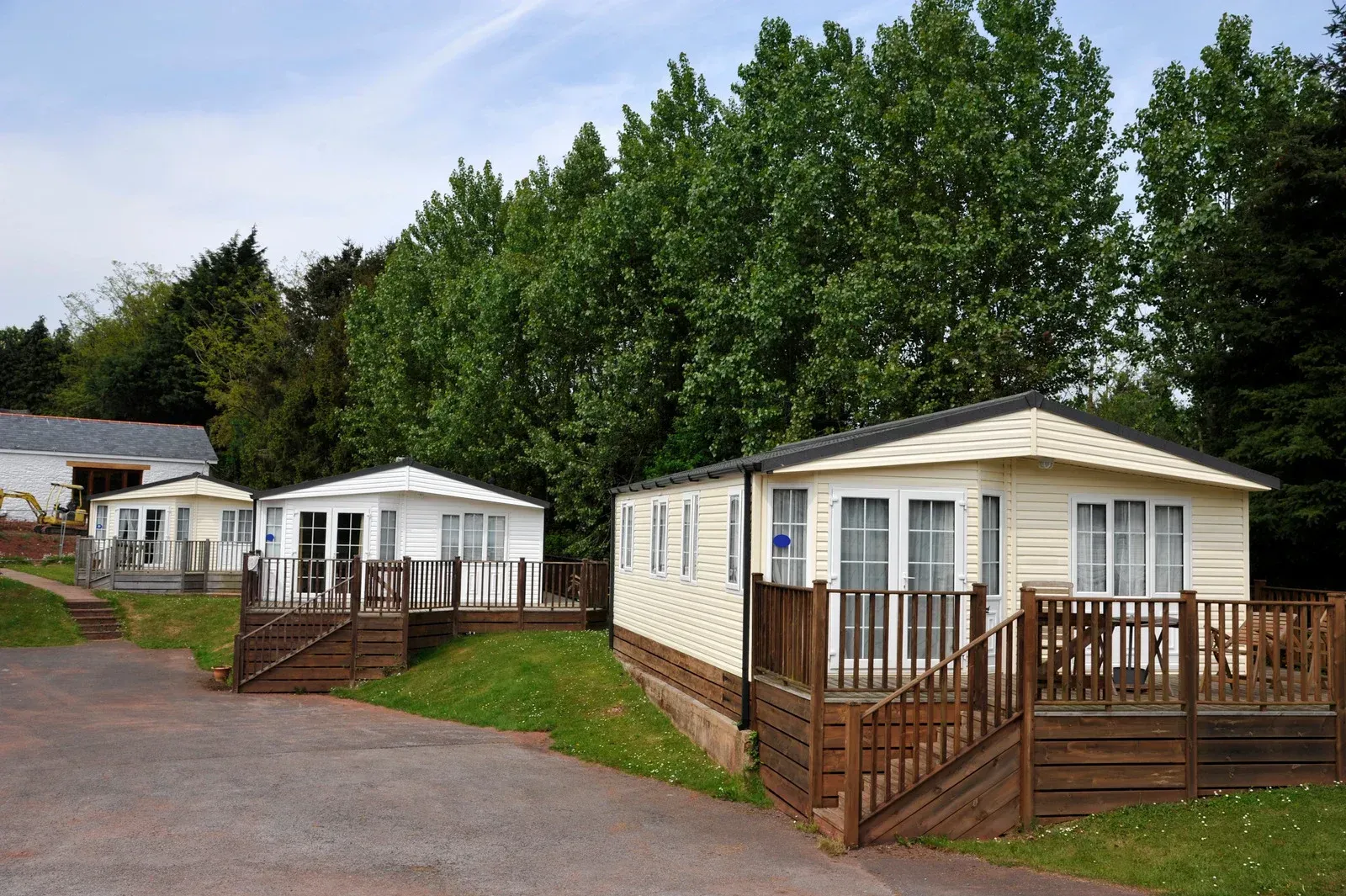 A row of mobile homes with decks in a park.