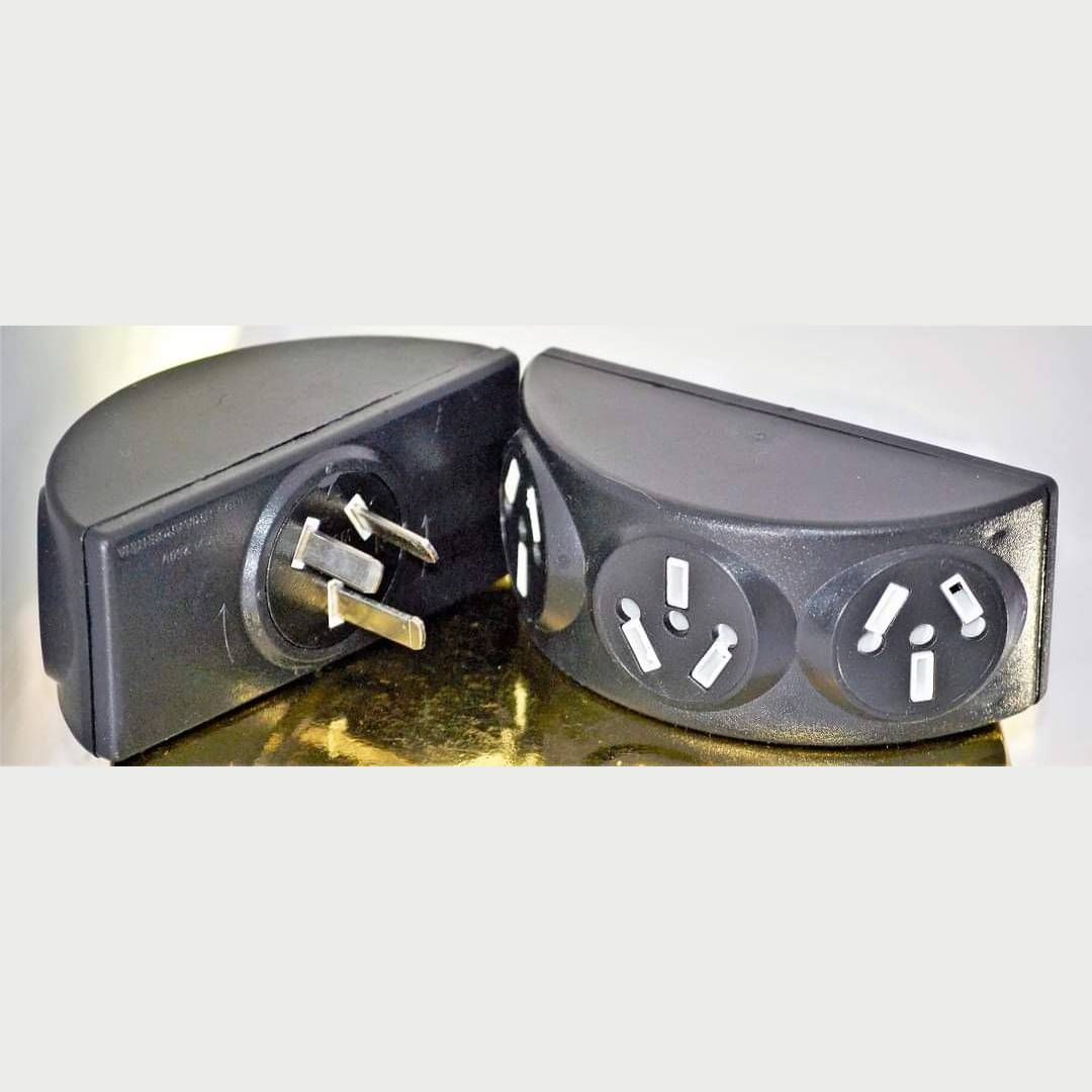 Dos adaptadores de tomacorrientes eléctricos de color negro con tres tomas cada uno, diseño en ángulo.