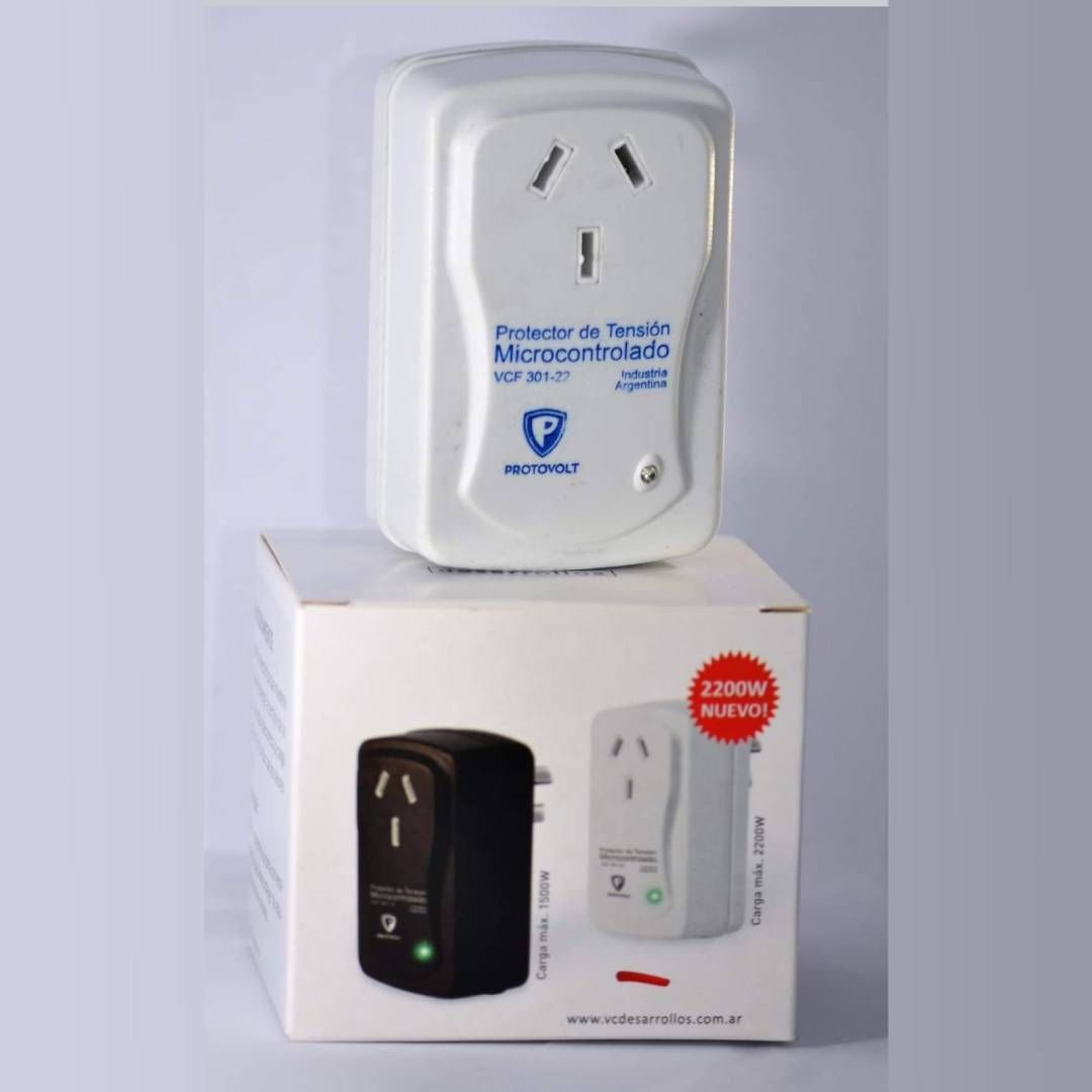 Protector de voltaje blanco en una caja con su imagen. La caja tiene un sello rojo que dice "2300W".