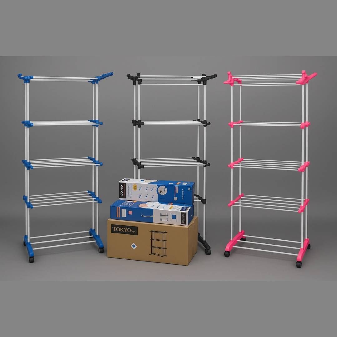 Tres zapateros ensamblados, con uniones azul, negra y rosa. Cerca hay cajas de zapateros similares.