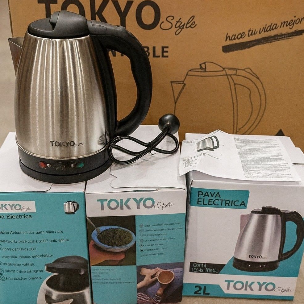 Hervidor eléctrico con la etiqueta "TOKYO Style" sobre una mesa, con cajas a su alrededor.