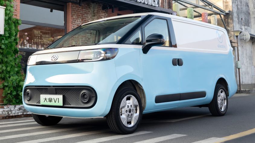 A blue and white MAXUS deliver 