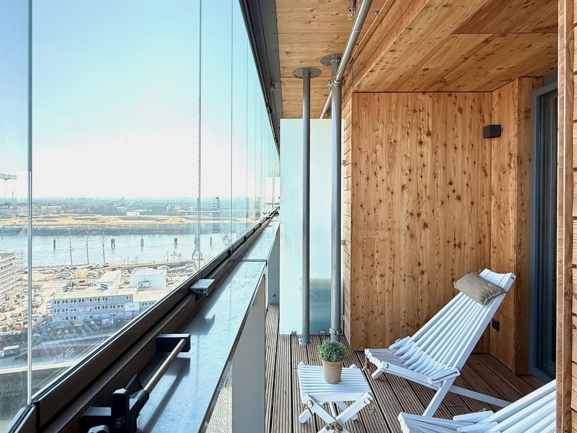 2 baugleiche Wohnungen konnten im Roots in der Hamburger Hafencity mit unserer Möblierung innerhalb kurzer Zeit vermietet werden, nachdem sie ein halbes Jahr leer standen.