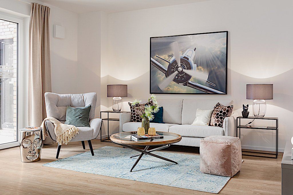 Diese Musterwohnung Lessinghöfe in Neu Wulmstorf wurde von Wohngesicht Home Staging aus Hamburg mit Möbeln und Wohnaccessoires gezielt für die Immobilienvermarktung eingerichtet.