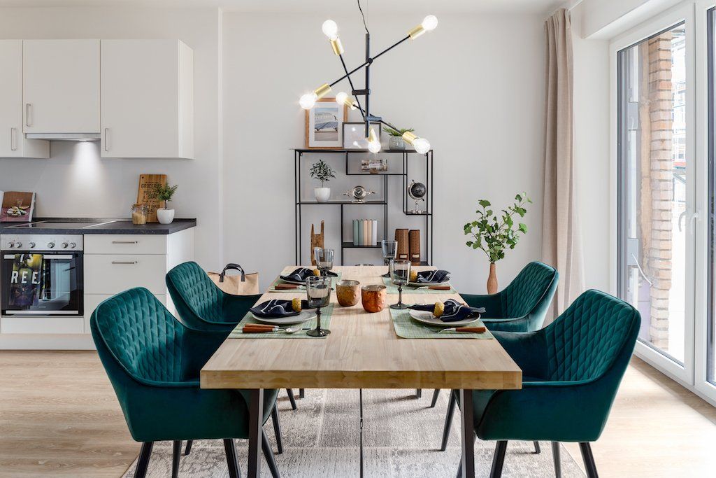 mit den passenden Möbeln eingerichtet - der offene Essbereich mit Esstisch und Stühlen