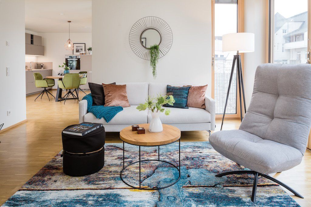 Wohngesicht-home-staging-hamburg-Wohnzimmer-Sofa-Sessel grau