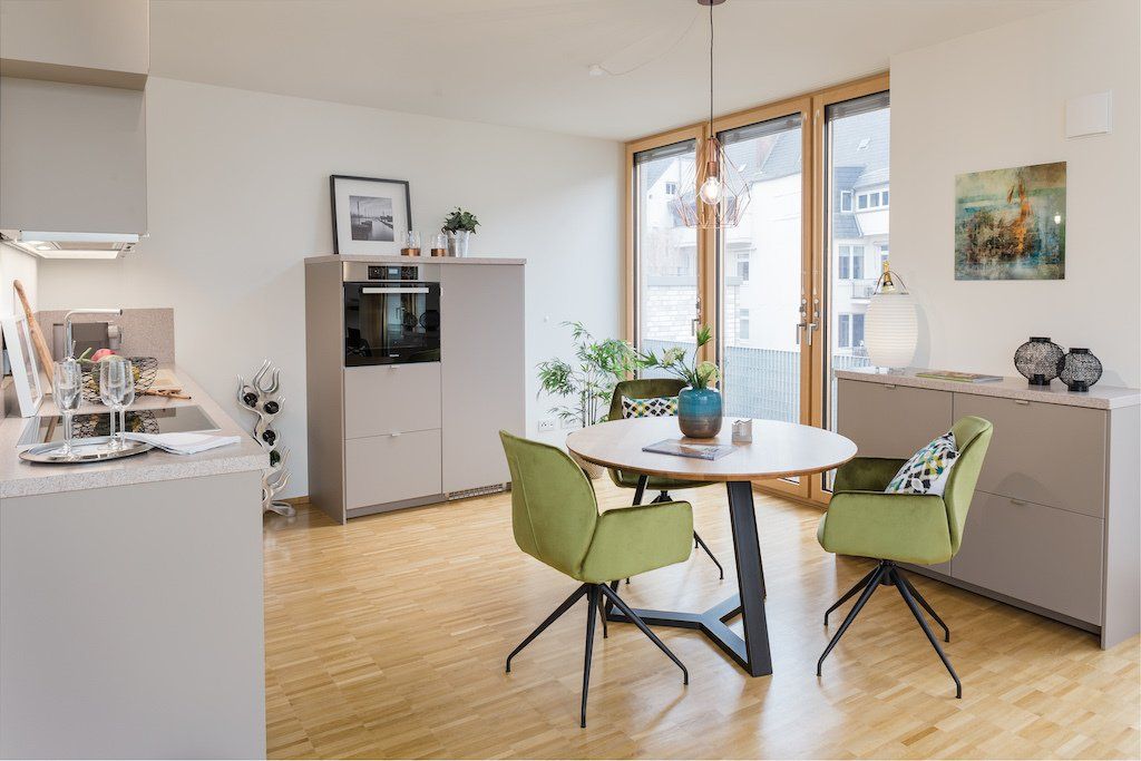 Wohngesicht-home-staging-hamburg-Küche-Esstisch-Stühle