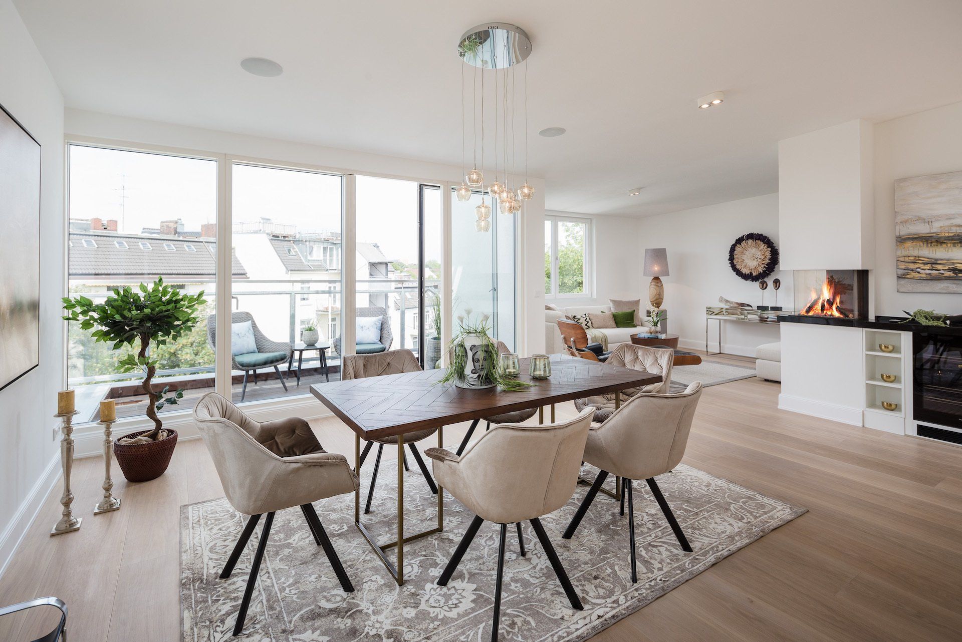 Essplatz mit Esstisch uns Stühlen by Wohngesicht Home Staging für den Immobilienverkauf