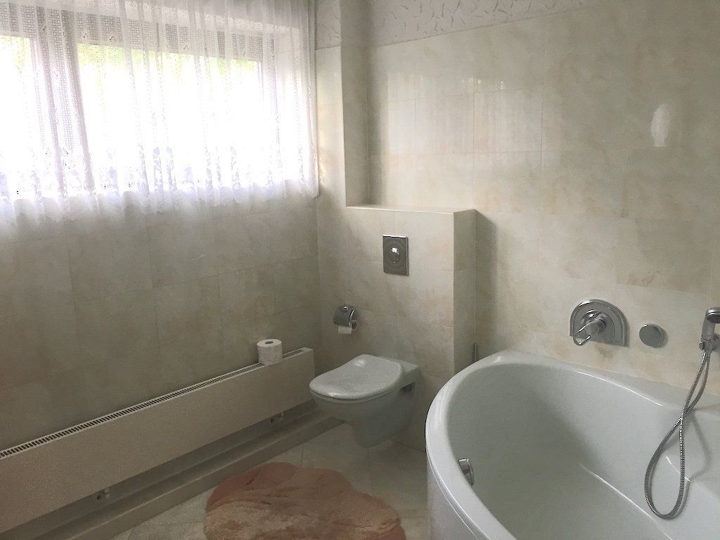 Badezimmer vorher - ohne einem Wohngesicht Home Staging