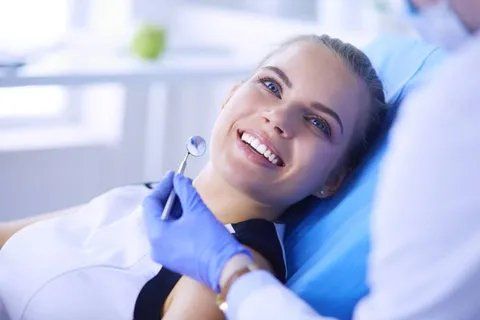 Donna dal dentista