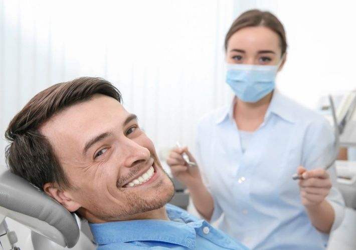 Uomo sorride dal dentista